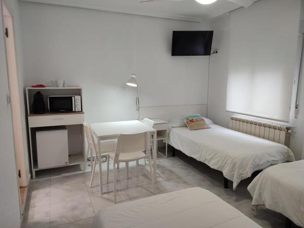 Hostal Lucy : photo 1 de la chambre chambre triple