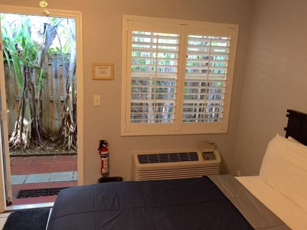 Coral Reef Guesthouse : photo 4 de la chambre chambre lit queen-size de luxe - vue sur jardin