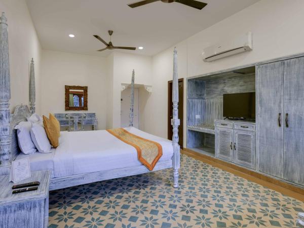 Swaroop Vilas - Lake Facing Boutique Hotel : photo 4 de la chambre chambre lit king-size avec balcon