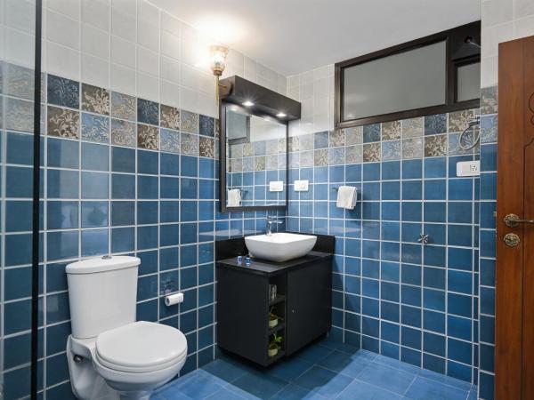 Swaroop Vilas - Lake Facing Boutique Hotel : photo 7 de la chambre chambre lit king-size avec balcon