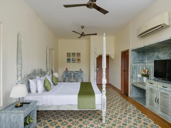 Swaroop Vilas - Lake Facing Boutique Hotel : photo 5 de la chambre chambre lit king-size avec balcon