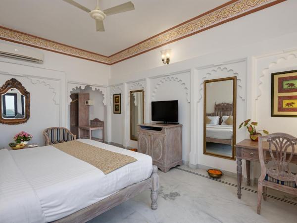 Swaroop Vilas - Lake Facing Boutique Hotel : photo 7 de la chambre chambre lit king-size supérieure