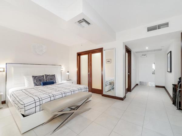 Strand Ocean Drive Suites : photo 3 de la chambre suite lit king-size avec balcon 1 - c204