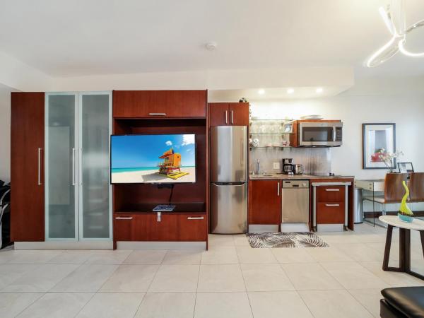 Strand Ocean Drive Suites : photo 7 de la chambre suite lit king-size avec balcon 1 - c204