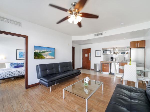 Strand Ocean Drive Suites : photo 3 de la chambre suite 1 chambre lit king-size avec balcon - vue partielle sur océan - c302