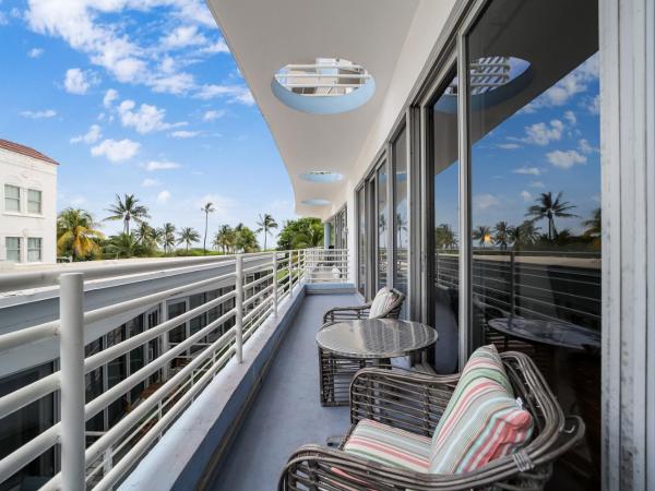 Strand Ocean Drive Suites : photo 10 de la chambre suite 1 chambre lit king-size avec balcon - vue partielle sur océan - c302