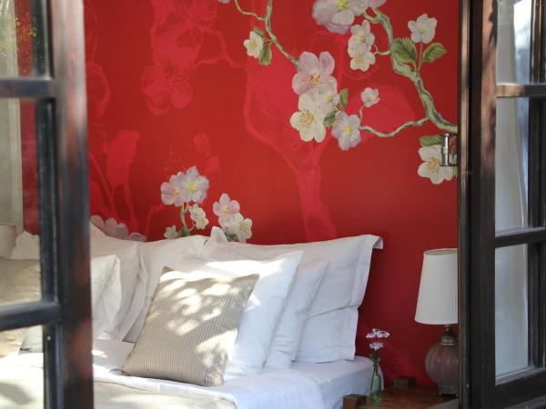 Villa Balthazar : photo 9 de la chambre chambre lit queen-size - vue sur piscine