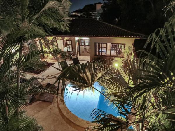 Villa Balthazar : photo 8 de la chambre chambre lit queen-size - vue sur piscine