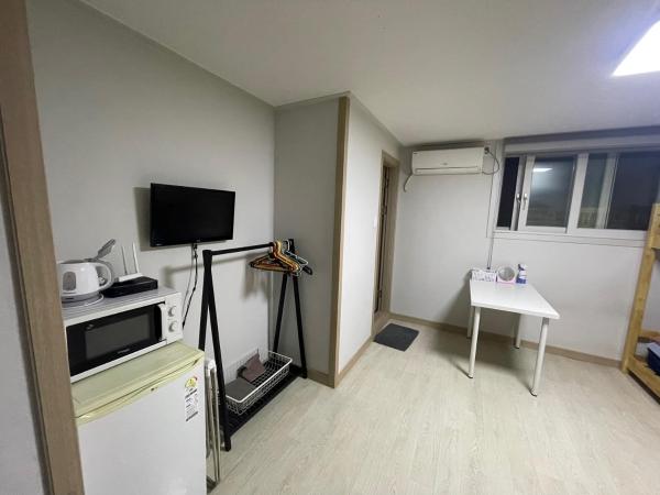 Twin Rabbit Guesthouse : photo 3 de la chambre chambre quadruple avec salle de bains privative