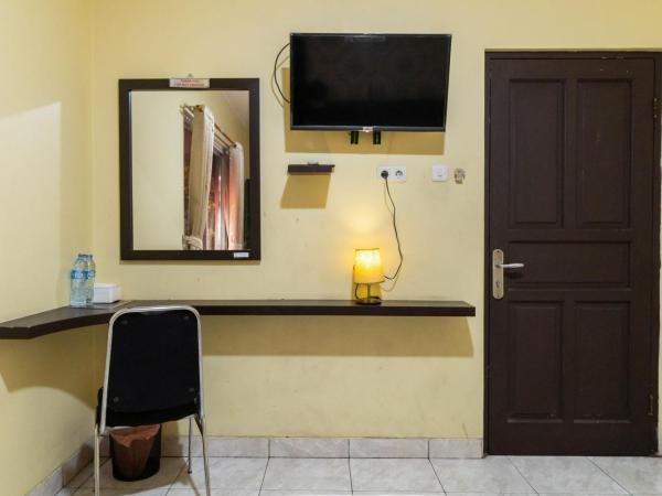 RedDoorz near Tomang 2 : photo 4 de la chambre chambre deluxe