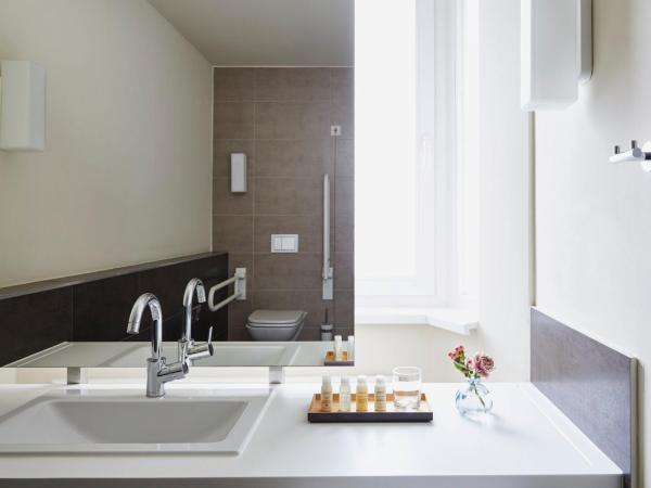 Hotel Indigo - Dusseldorf - Victoriaplatz, an IHG Hotel : photo 7 de la chambre chambre lit king-size standard – vue sur ville – accessible aux personnes à mobilité réduite