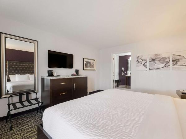 Clarion Inn & Suites Across From Universal Orlando Resort : photo 3 de la chambre chambre lit king-size - accessible aux personnes à mobilité réduite - sans frais de service