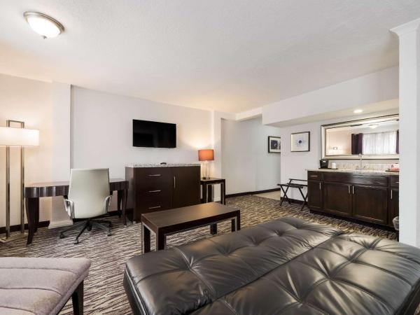 Clarion Inn & Suites Across From Universal Orlando Resort : photo 2 de la chambre suite lit king-size avec canapé-lit - non-fumeurs
