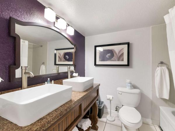 Clarion Inn & Suites Across From Universal Orlando Resort : photo 3 de la chambre suite lit king-size avec canapé-lit - non-fumeurs