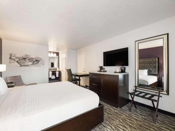 Clarion Inn & Suites Across From Universal Orlando Resort : photo 3 de la chambre chambre lit king-size (pas de taxe de séjour)