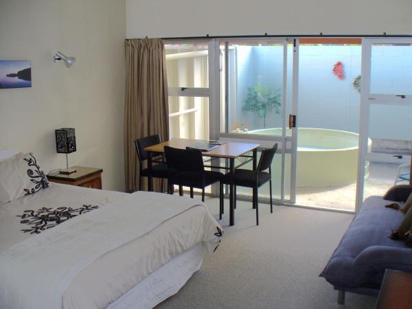 Kuirau Park Motor Lodge : photo 7 de la chambre chambre lit queen-size avec bain à remous