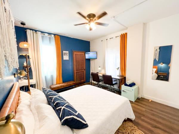 ITH Mission Beach Backpacker Hostel : photo 3 de la chambre chambre lit queen-size avec salle de bains commune