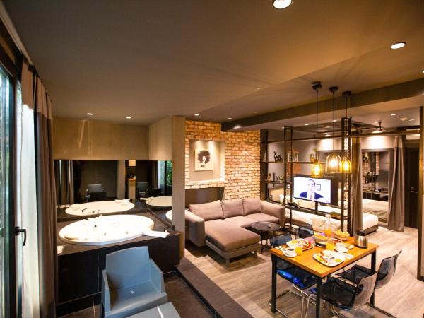 Cityloft 161 : photo 3 de la chambre suite avec baignoire spa