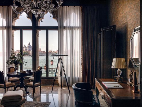 Hotel Cipriani, A Belmond Hotel, Venice : photo 1 de la chambre suite signature - vue sur lieu d’intérêt historique (dogaressa)
