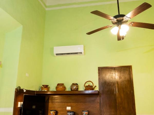 Hotel Boutique La Mision De Fray Diego : photo 8 de la chambre studio avec salon, salle à manger, cuisine Équipée et entrée indépendante