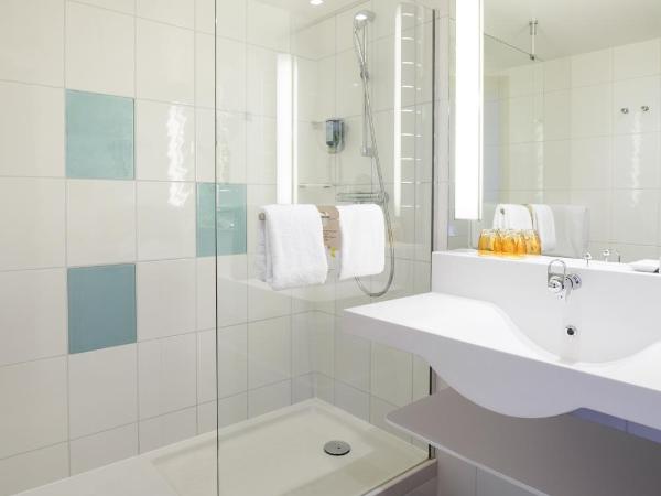 Novotel Marseille Vieux Port : photo 6 de la chambre chambre double classique avec canapé-lit