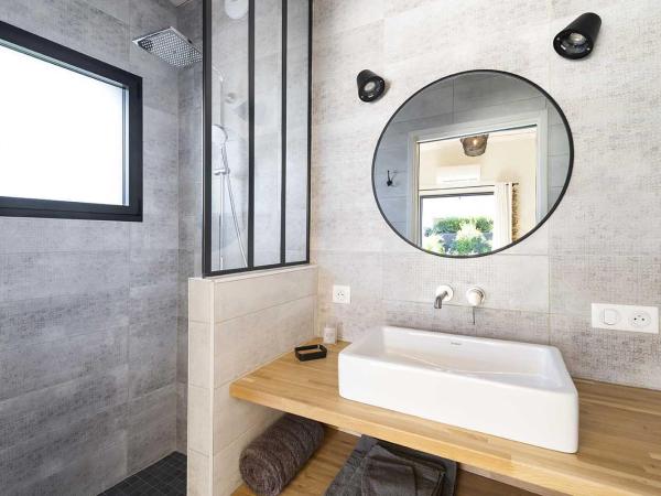 Maison d'hôtes Etxea_&_co : photo 2 de la chambre chambre lit king-size - vue sur piscine