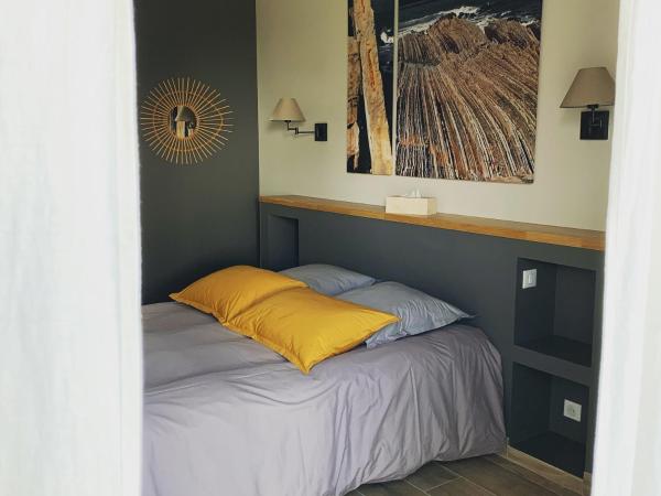 Maison d'hôtes Etxea_&_co : photo 3 de la chambre chambre lit king-size - vue sur piscine