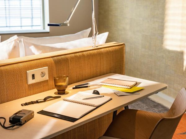 Too Hotel Paris - MGallery : photo 6 de la chambre suite junior lit king-size avec canapé-lit