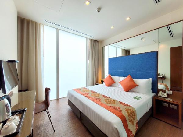 On 8 Sukhumvit Nana Bangkok by Compass Hospitality : photo 1 de la chambre hébergement lit king-size premier saffron 