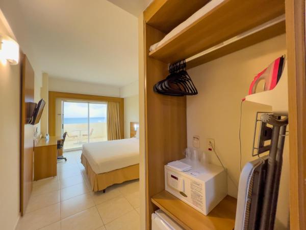 Praiamar Express Hotel : photo 3 de la chambre chambre de luxe - vue sur mer et balcon