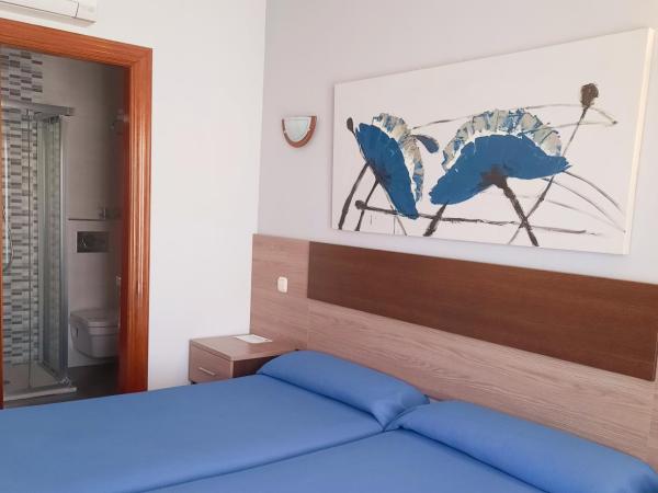 Hostal La Colonia : photo 8 de la chambre chambre lits jumeaux