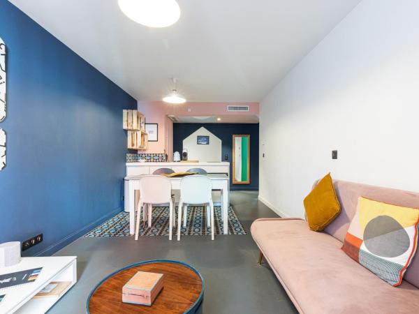 L'Abeille - Boutique Apartments : photo 2 de la chambre appartement 2 chambres avec alcôve (2 adultes et 2 enfants)