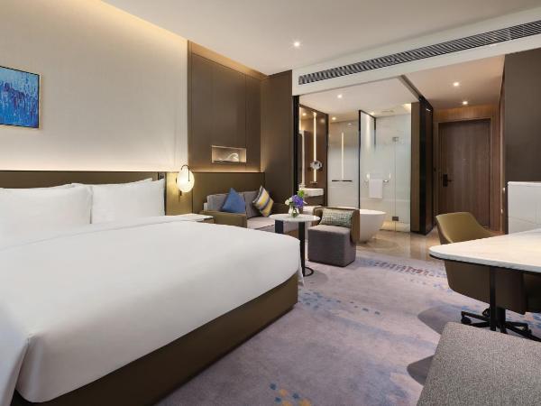 Crowne Plaza Wuhan Development Zone, an IHG Hotel : photo 1 de la chambre chambre lit king-size standard - vue sur lac