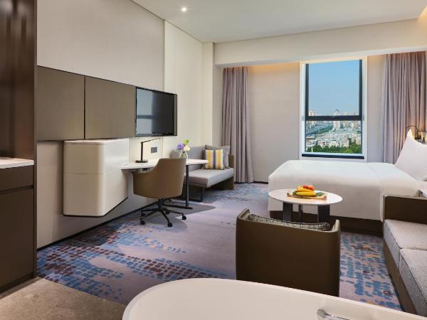 Crowne Plaza Wuhan Development Zone, an IHG Hotel : photo 2 de la chambre chambre lits jumeaux premium avec accès au salon
