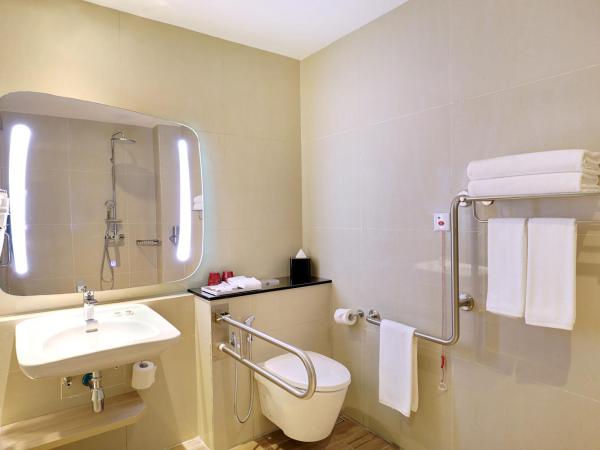 ibis Kuala Lumpur City Centre : photo 4 de la chambre chambre standard avec 3 lits simples sans fenêtre