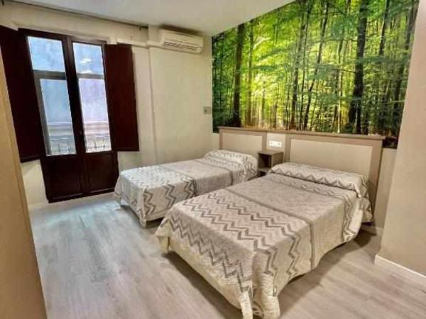 Hostal Viena Plaza Nueva : photo 2 de la chambre chambre quadruple