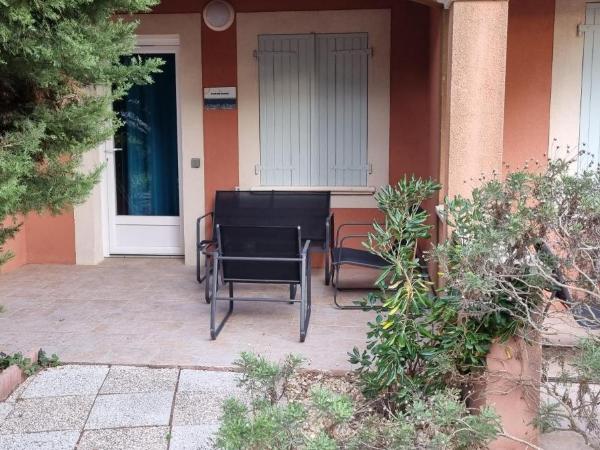 Appart'Hotel Festival Sud Aqua - Avignon TGV : photo 2 de la chambre chambre supérieure avec terrasse - vue sur piscine