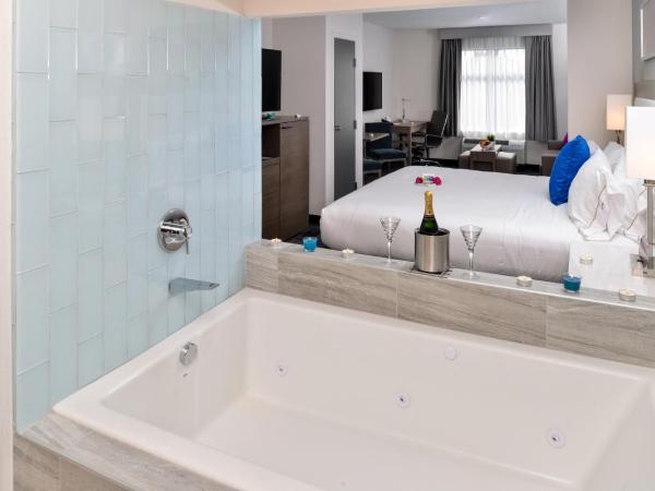 Holiday Inn Express & Suites San Diego - Mission Valley, an IHG Hotel : photo 3 de la chambre suite lit king-size avec jacuzzi