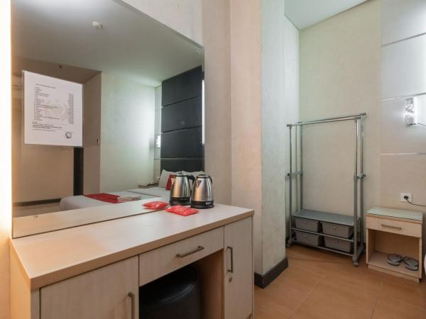 RedDoorz at Jalan Gunung Sahari : photo 5 de la chambre chambre double deluxe