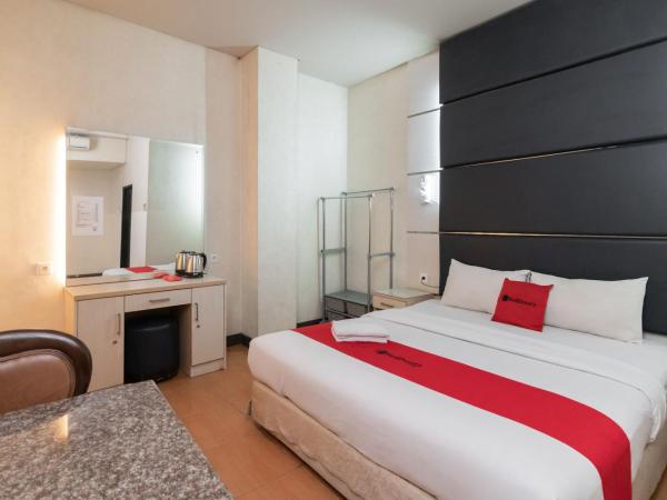 RedDoorz at Jalan Gunung Sahari : photo 10 de la chambre chambre double deluxe