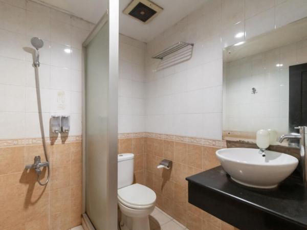 RedDoorz at Jalan Gunung Sahari : photo 7 de la chambre chambre double standard