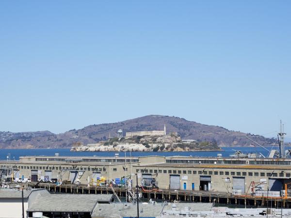Kimpton Alton Fisherman's Wharf, an IHG Hotel : photo 7 de la chambre chambre lit king-size premium avec baignoire et douche à l'italienne - vue sur baie