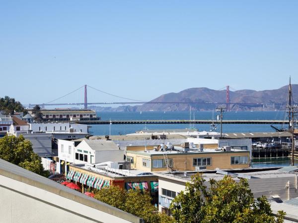 Kimpton Alton Fisherman's Wharf, an IHG Hotel : photo 5 de la chambre chambre lit king-size premium avec baignoire et douche à l'italienne - vue sur baie
