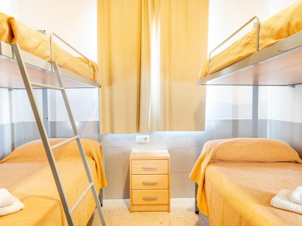 Albergue Inturjoven Malaga : photo 7 de la chambre chambre quadruple avec salle de bains