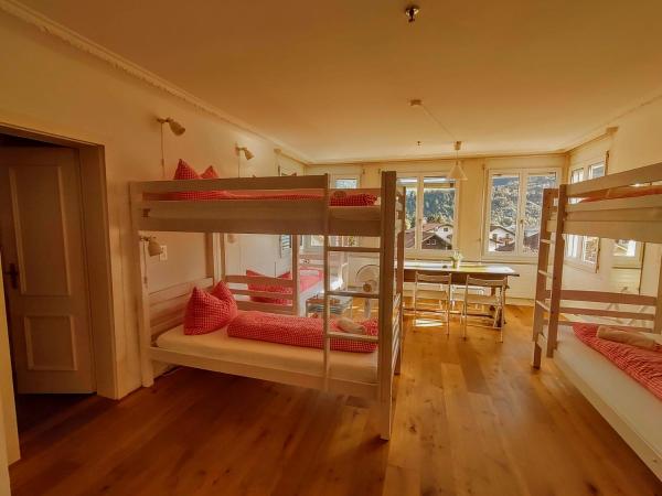 Adventure Hostel Interlaken : photo 1 de la chambre chambre familiale avec salle de bains