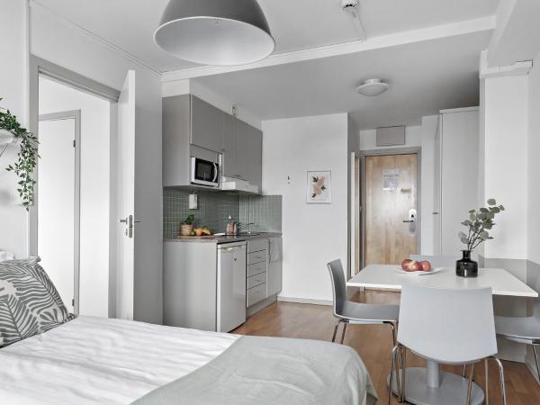 Forenom Aparthotel Stockholm Alvik : photo 6 de la chambre chambre quadruple avec douche