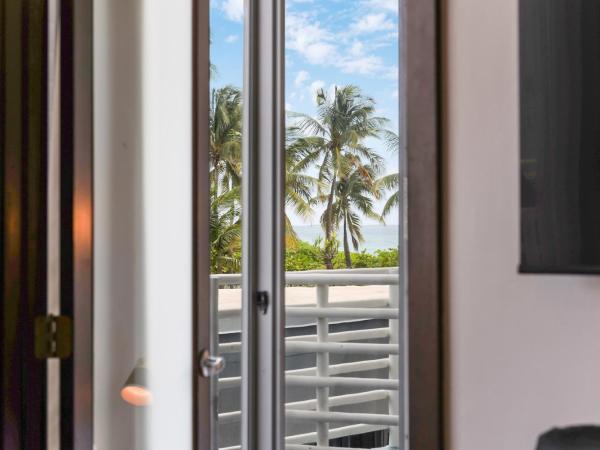 Strand Ocean Drive Suites : photo 7 de la chambre suite 1 chambre lit king-size avec balcon - vue partielle sur océan - c302