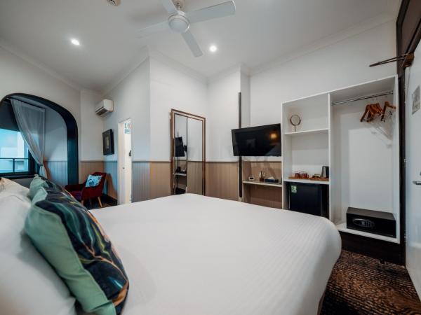 Cremorne Point Manor : photo 6 de la chambre chambre lit king-size - vue sur port