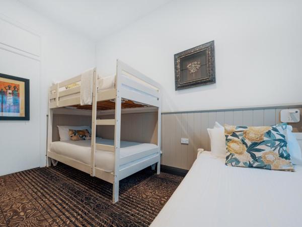 Cremorne Point Manor : photo 3 de la chambre chambre familiale avec salle de bains privative