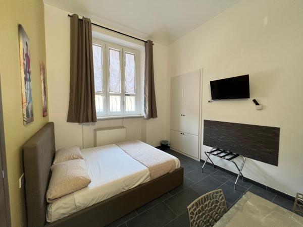 Hostel Turin Metro Young : photo 9 de la chambre chambre double avec salle de bains privative